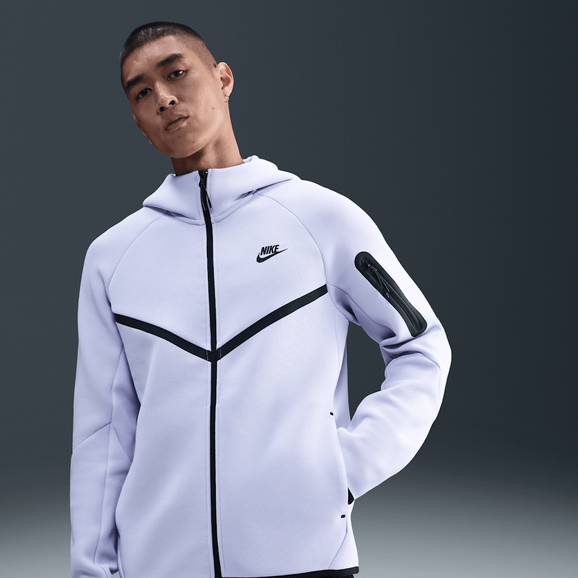NIKE 白　ナイロンテックパーカー NIKE 白 ナイロンテックパーカー